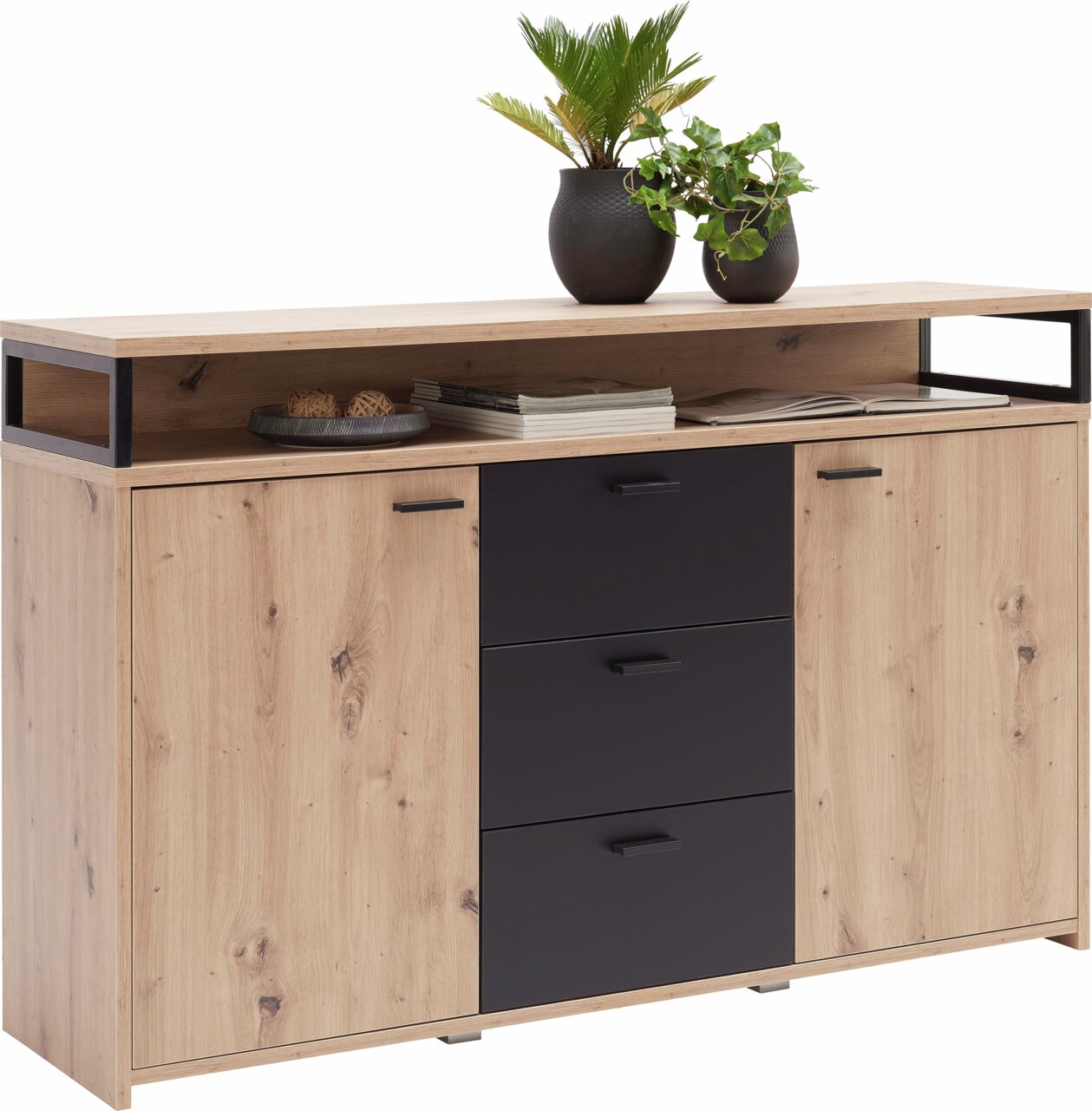 Modernes Sideboard aus Holz mit schwarzen Schubladen und Türen, dekoriert mit Pflanzen und Zeitschriften, frontal betrachtet.