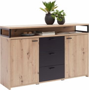 Modernes Sideboard aus Holz mit schwarzen Schubladen und Türen, dekoriert mit Pflanzen und Zeitschriften, frontal betrachtet.