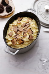 Ovale Cocotte 33cm von oben mit Kartoffelpüree und Trüffelscheiben, daneben der abgenommene Deckel.