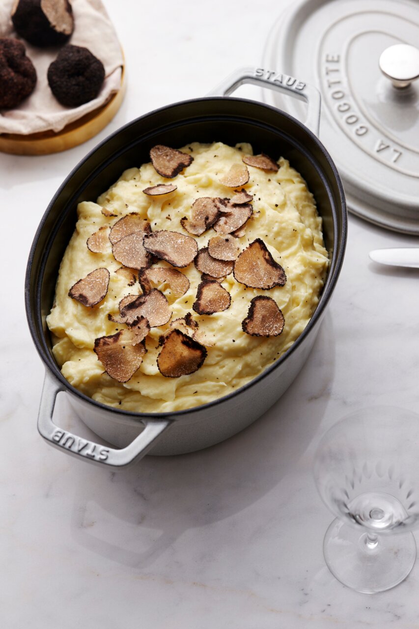 Ovale Cocotte 33cm von oben mit Kartoffelpüree und Trüffelscheiben, daneben der abgenommene Deckel.