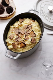 Ovale Cocotte 33cm von oben mit Kartoffelpüree und Trüffelscheiben, daneben der abgenommene Deckel.
