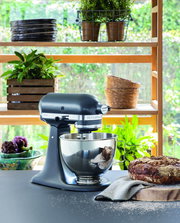 Küchenmaschine 4,3l in einer modernen Küche, seitliche Perspektive, mit frischem Brot und Pflanzen im Hintergrund.