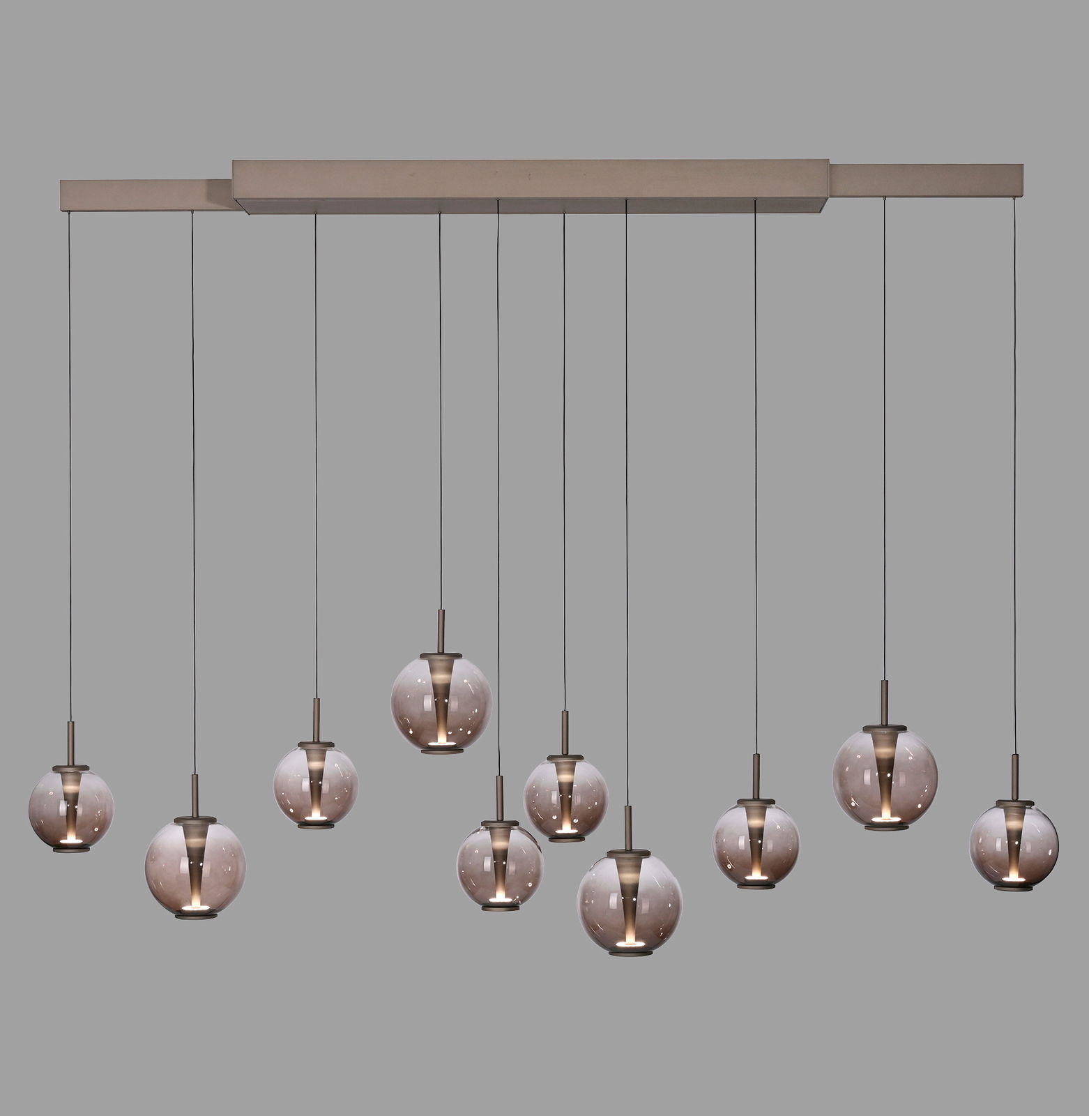 Moderne LED-Pendelleuchte mit mehreren kugelförmigen Glaskörpern, frontal betrachtet.