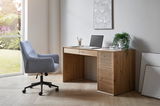 Moderner Schreibtisch aus Holz mit Schubladen und Lamellen-Design, seitliche Perspektive, neben einem Fenster mit Blick ins Grüne.