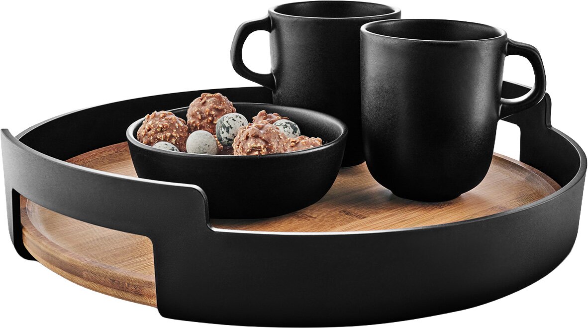 Rundes Serviertablett mit Holz-Boden und schwarzem Metallrahmen, darauf zwei schwarze Tassen und eine Schale mit Snacks; Ansicht schräg von vorne leicht von oben