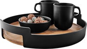 Rundes Serviertablett mit Holz-Boden und schwarzem Metallrahmen, darauf zwei schwarze Tassen und eine Schale mit Snacks; Ansicht schräg von vorne leicht von oben