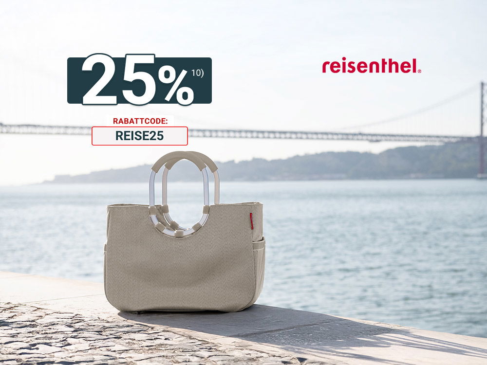 Beige Reisenthel-Tasche am Ufer vor Wasser und Brücke, Logo rechts im Bild