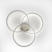 Moderne Deckenleuchte aus Stahl mit drei ineinander verschlungenen Ringen, Ansicht von unten.