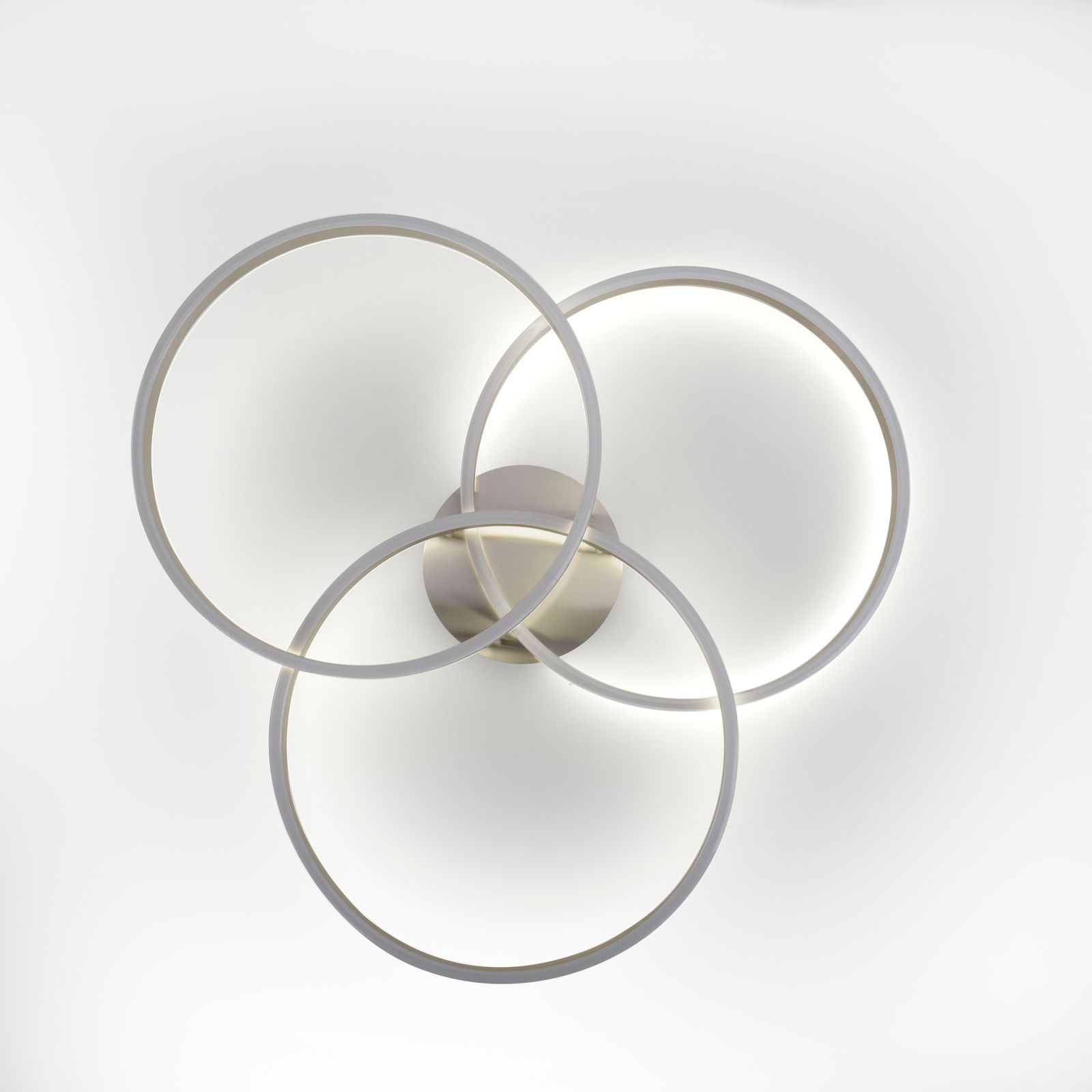 Moderne Deckenleuchte aus Stahl mit drei ineinander verschlungenen Ringen, Ansicht von unten.