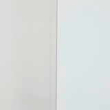 Nahaufnahme eines schmalen Mehrzweckschranks mit einer weißen Tür, seitliche Perspektive