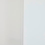 Nahaufnahme eines schmalen Mehrzweckschranks mit einer weißen Tür, seitliche Perspektive