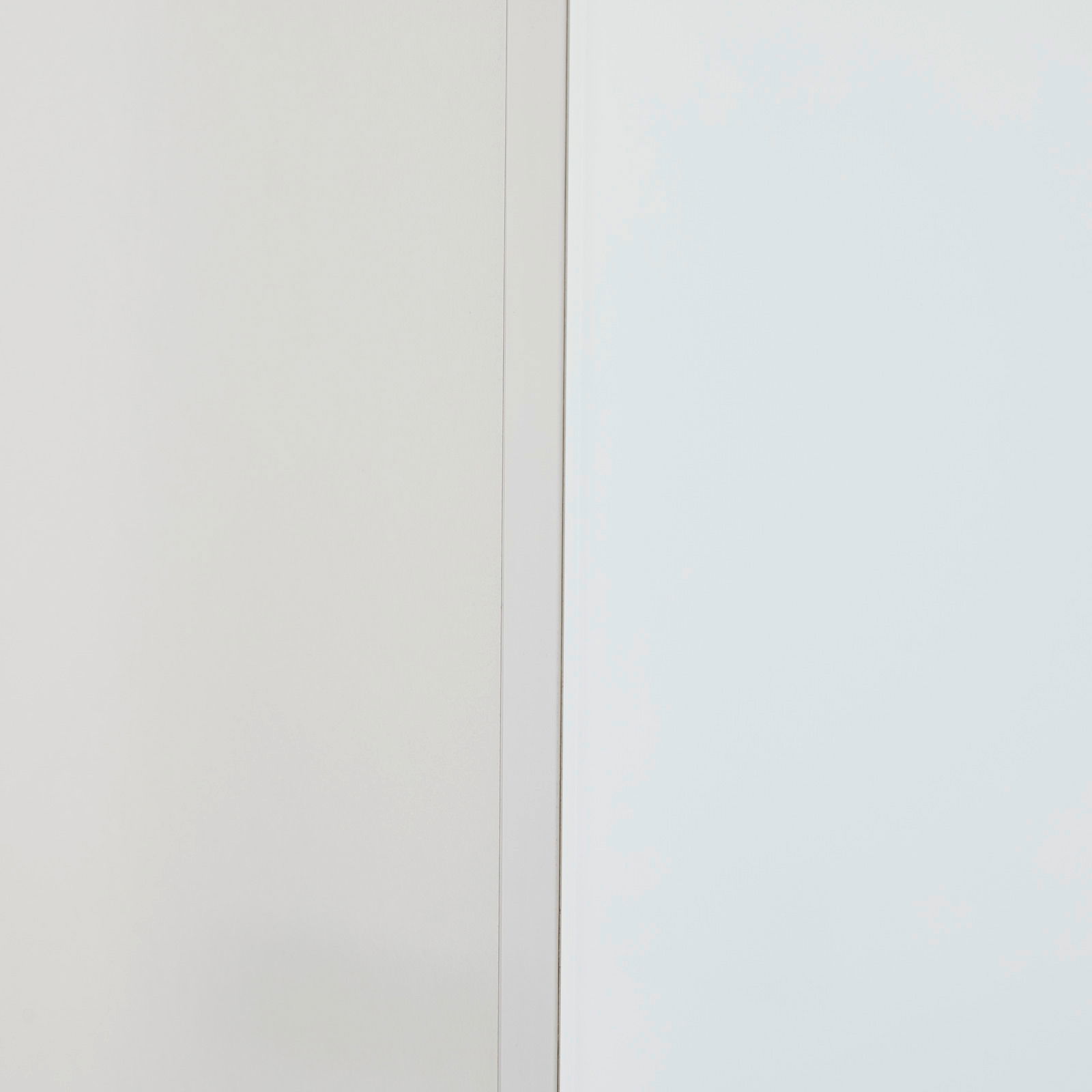 Nahaufnahme eines schmalen Mehrzweckschranks mit einer weißen Tür, seitliche Perspektive