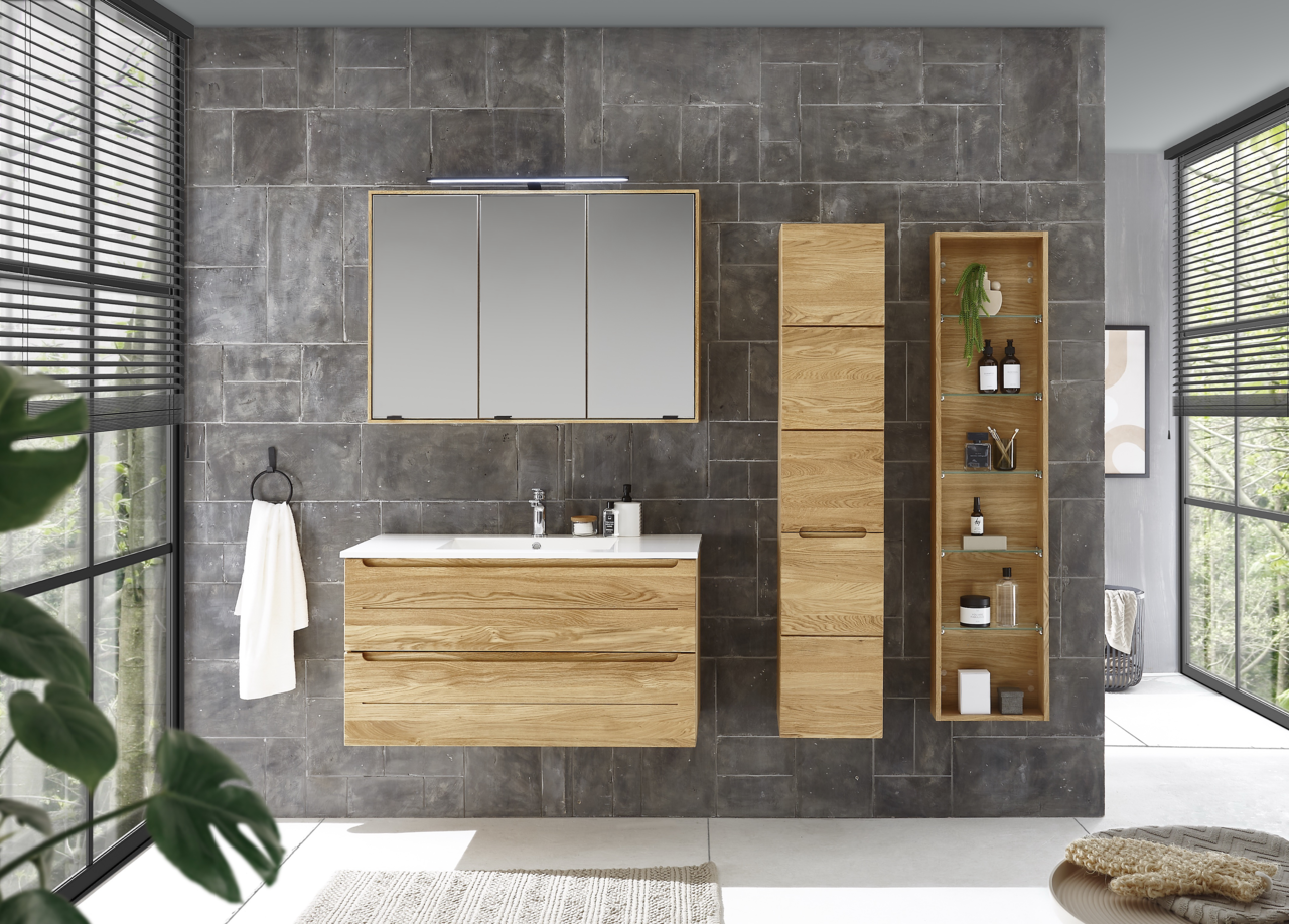 Moderner Spiegelschrank in einem stilvollen Badezimmer, frontal betrachtet, mit Holzverkleidung und integrierter Beleuchtung.