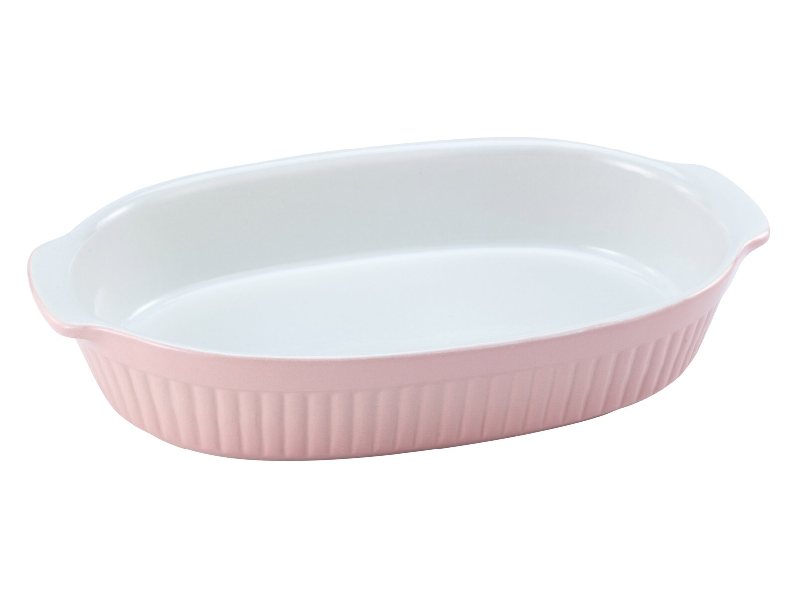 Creatable Auflaufform PASTELL KITCHEN Ovale Keramik-Auflaufform in Pastellrosa mit weißer Innenfläche und geriffeltem Rand, schräg von oben in 3/4-Ansicht freigestellt