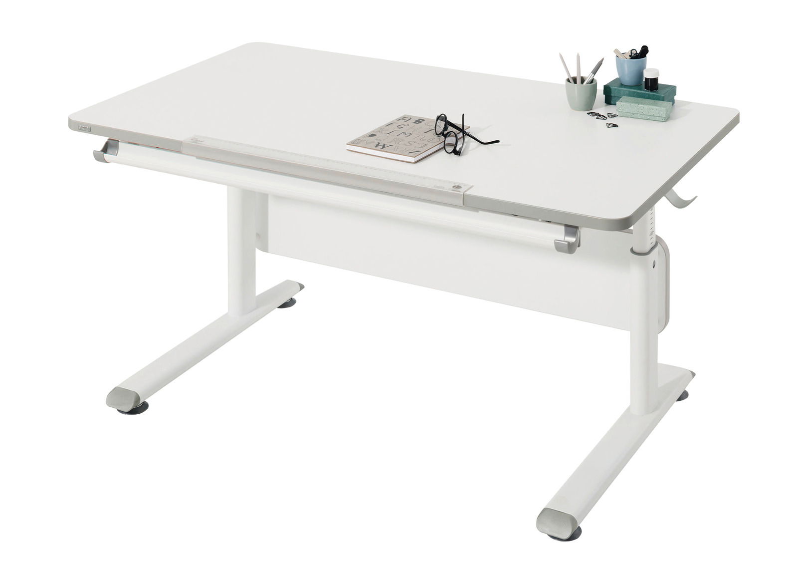 Paidi Schreibtisch DIEGO Moderner weißer Schreibtisch Paidi DIEGO mit höhenverstellbaren Beinen, seitlicher Perspektive, ausgestattet mit Lineal, Notizbuch und Stiftehalter.