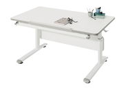 Moderner weißer Schreibtisch Paidi DIEGO mit höhenverstellbaren Beinen, seitlicher Perspektive, ausgestattet mit Lineal, Notizbuch und Stiftehalter.