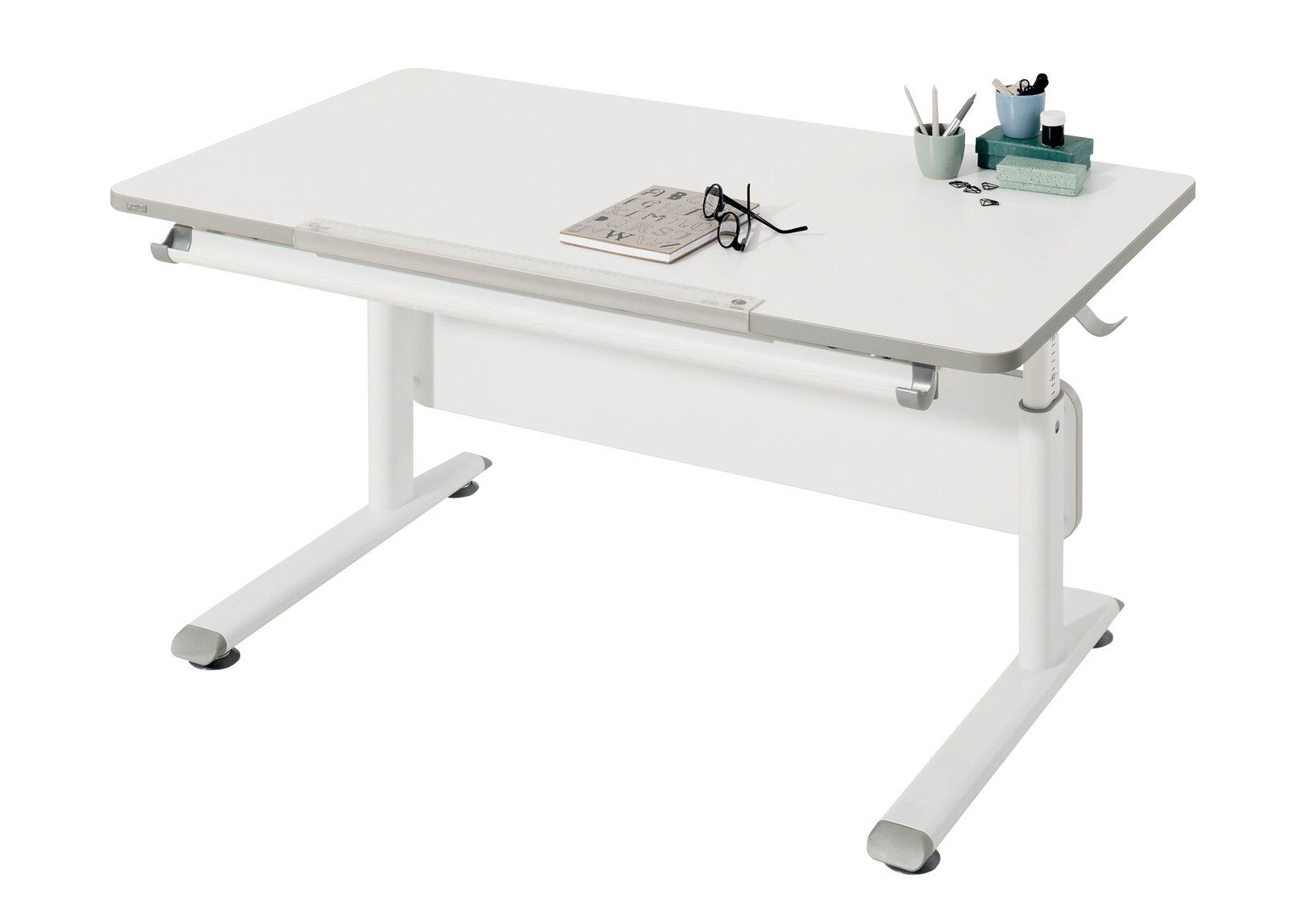 Moderner weißer Schreibtisch Paidi DIEGO mit höhenverstellbaren Beinen, seitlicher Perspektive, ausgestattet mit Lineal, Notizbuch und Stiftehalter.