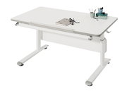 Moderner weißer Schreibtisch Paidi DIEGO mit höhenverstellbaren Beinen, seitlicher Perspektive, ausgestattet mit Lineal, Notizbuch und Stiftehalter.