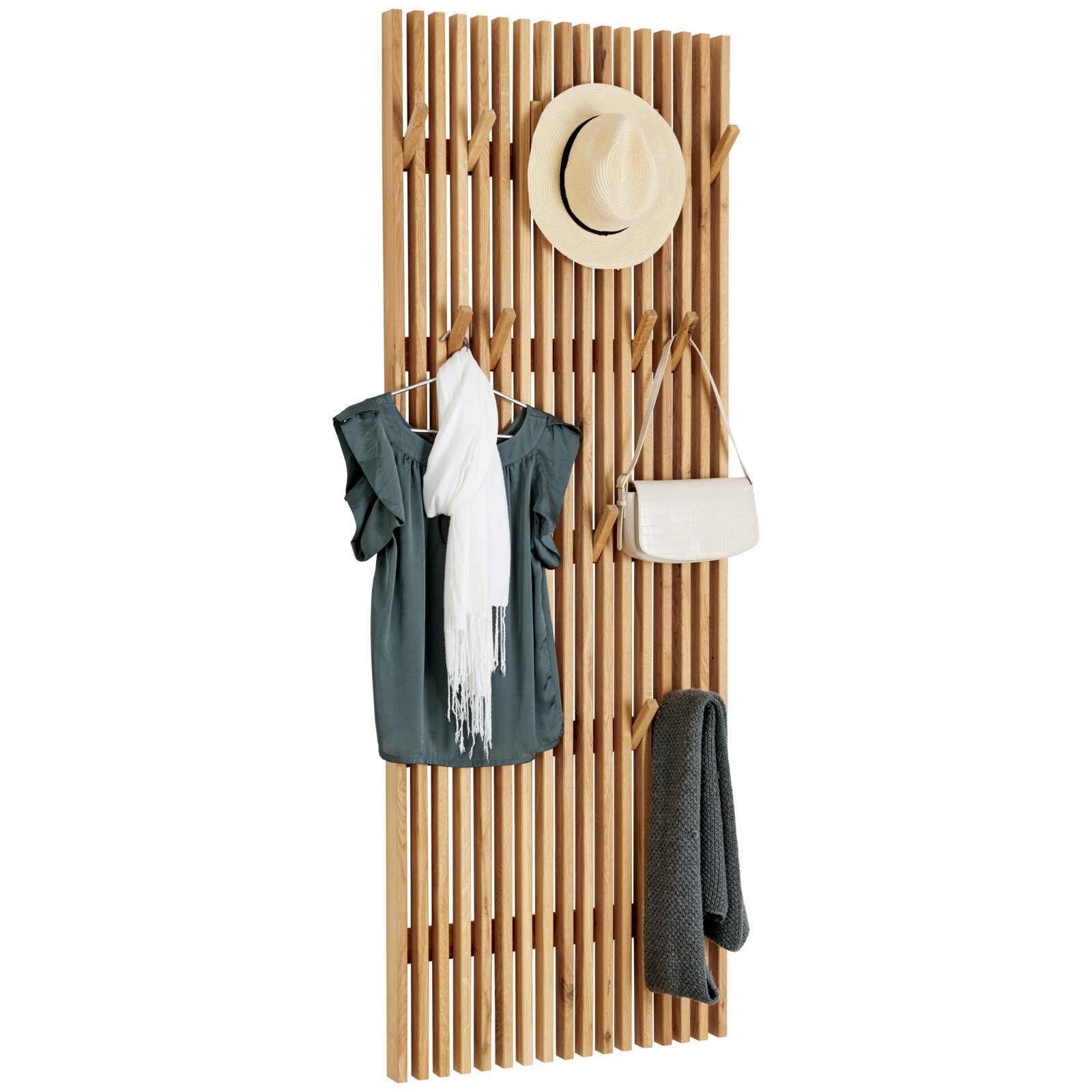 Linea Natura XL-Garderobenpaneel STUDIO LINE Holz-Garderobenpaneel aus vertikalen Lamellen mit schrägen Haken, frontal in leichter Seitenperspektive, bestückt mit Hut, Kleid, Schal, Tasche und Strickdecke vor weißem Hintergrund