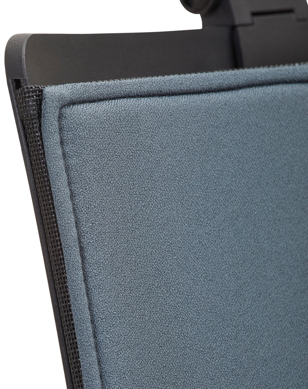 Nahaufnahme der Rückenlehne eines Drehstuhls mit grauem Stoffbezug und schwarzem Rahmen.