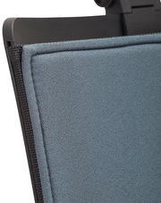 Nahaufnahme der Rückenlehne eines Drehstuhls mit grauem Stoffbezug und schwarzem Rahmen.