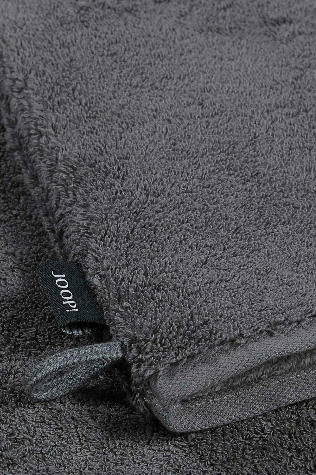Grauer Waschhandschuh aus Frottee mit sichtbarem Joop!-Label, Nahaufnahme
