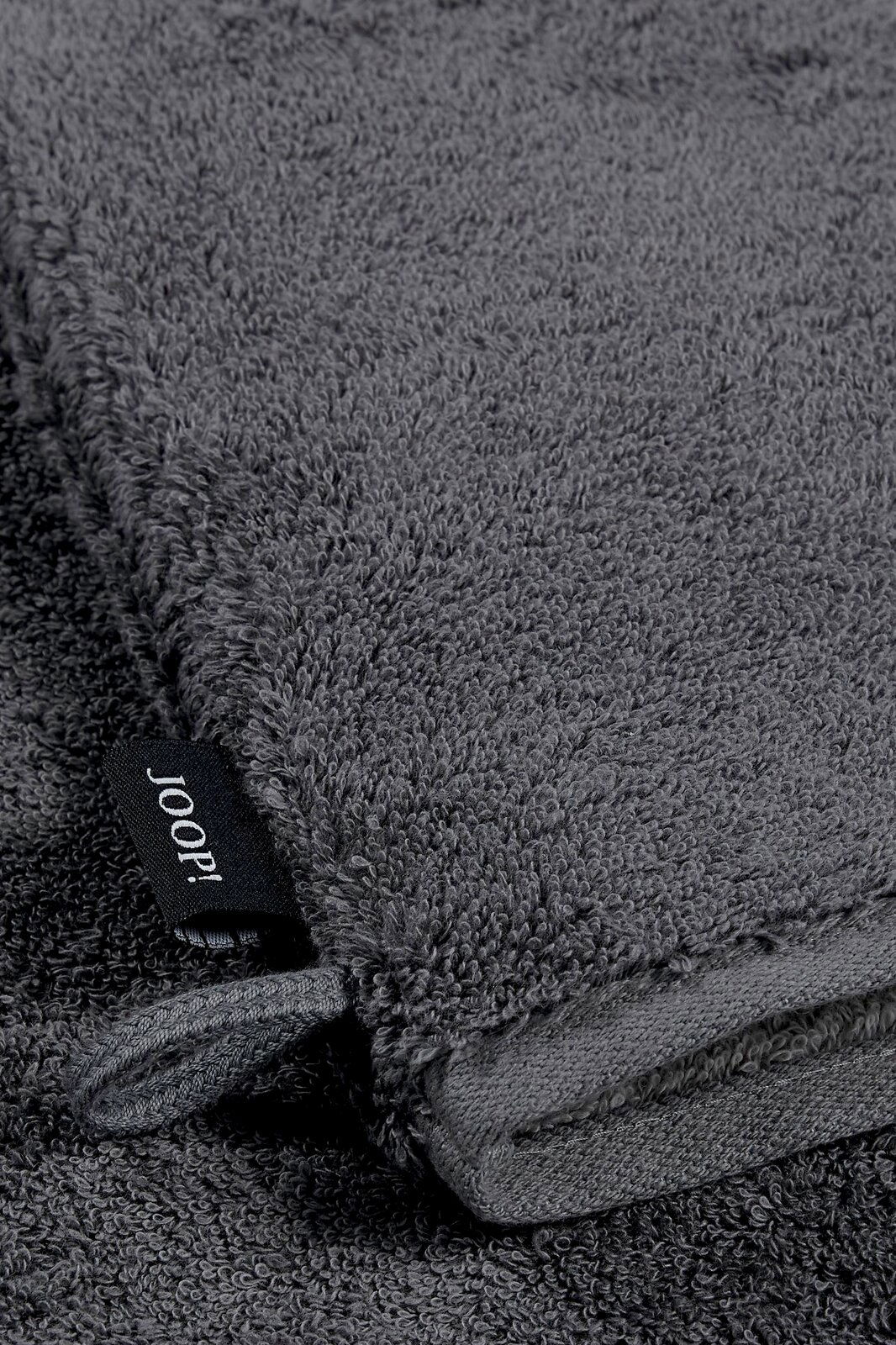 Grauer Waschhandschuh aus Frottee mit sichtbarem Joop!-Label, Nahaufnahme