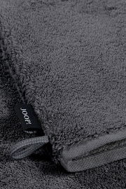 Grauer Waschhandschuh aus Frottee mit sichtbarem Joop!-Label, Nahaufnahme