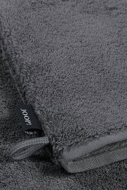 Grauer Waschhandschuh aus Frottee mit sichtbarem Joop!-Label, Nahaufnahme