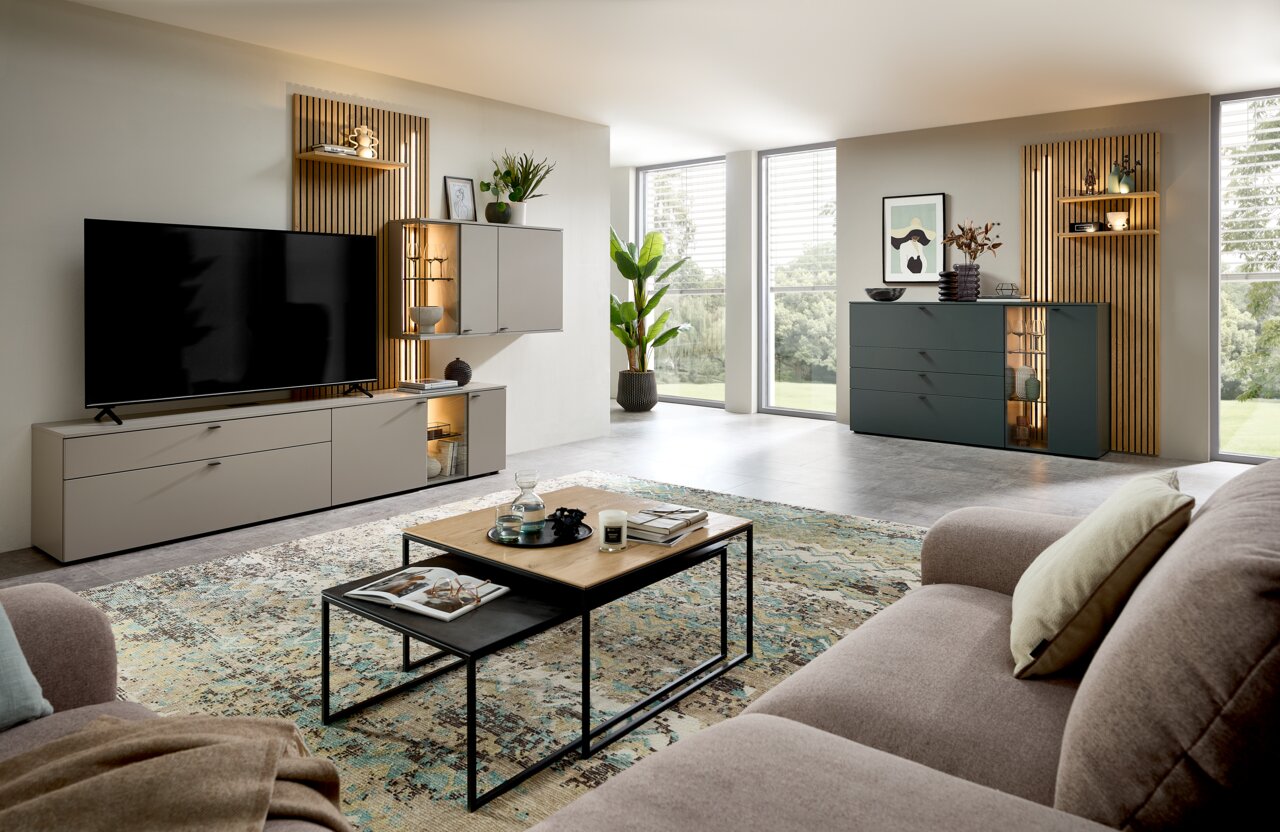 Venjakob Sideboardkombination VANYA Moderne Wohnzimmeransicht mit Venjakob Sideboardkombination VANYA, bestehend aus einem eleganten TV-Board und einem stilvollen Sideboard, beide in einem hellen Raum mit großen Fenstern und dekorativen Elementen.