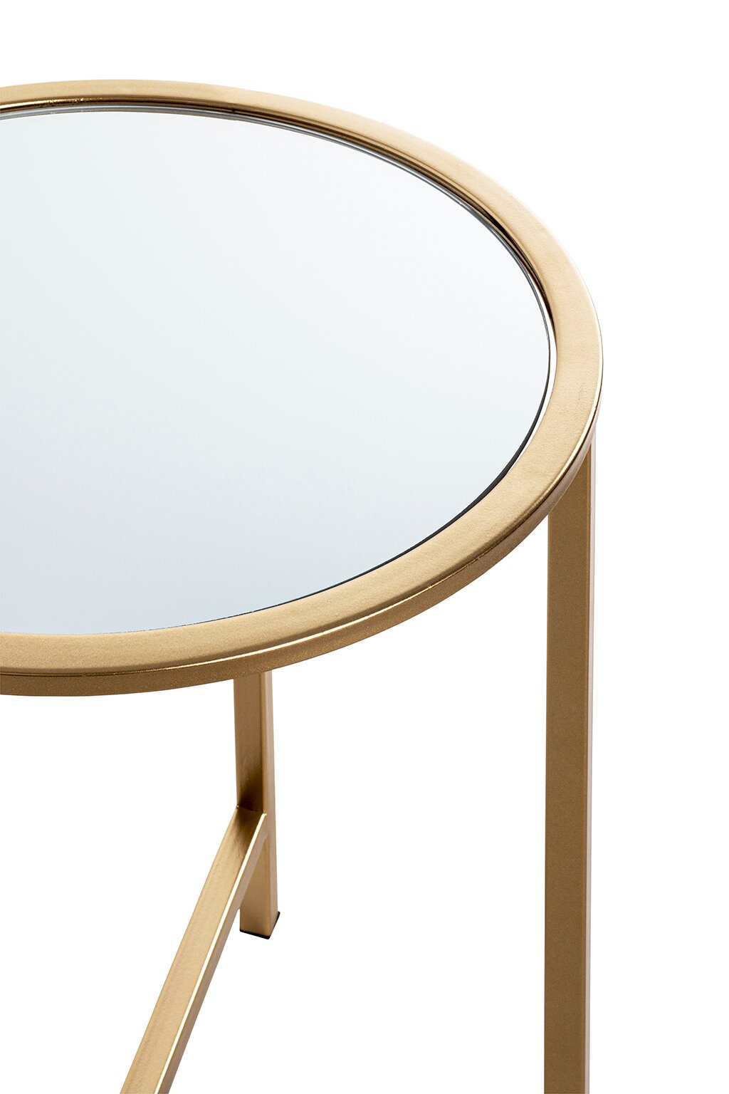 Runder Beistelltisch mit goldfarbenem Metallrahmen und Spiegelglasplatte, Detailansicht von schräg oben auf die Tischkante und ein Bein vor weißem Hintergrund