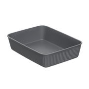 Graue rechteckige Aufbewahrungsbox aus Kunststoff, schräg von oben fotografiert