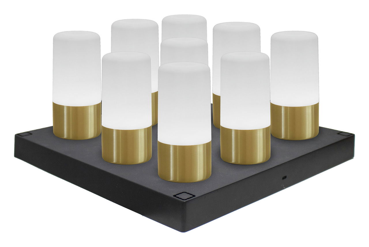 Akkubetriebene Tischleuchte MAIA mit acht zylinderförmigen Leuchten auf einer quadratischen Basis, seitliche Perspektive