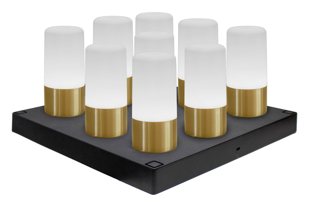 Akkubetriebene Tischleuchte MAIA mit acht zylinderförmigen Leuchten auf einer quadratischen Basis, seitliche Perspektive