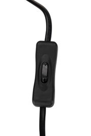 Nahaufnahme eines schwarzen Kippschalters an einem Kabel, vertikale Perspektive