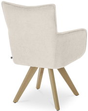 Achterkant van een fauteuil met een lichte stoffen bekleding en houten poten