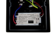 Nahaufnahme der Rückseite einer LED-Außenwandleuchte mit sichtbarem LED-Netzteil und Kabelverbindungen.