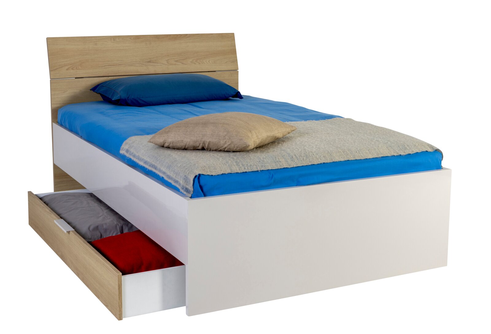 Modern bedframe in wit en eikenlook met groot hoofdeinde en uitschuifbare lade met opbergruimte, bekleed met blauw beddengoed en een grijze deken, perspectief: schuin van linksvoor