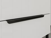 Nahaufnahme eines weißen Waschbeckenunterschranks mit schwarzem Griff, seitliche Perspektive