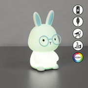 Niedliches Akku-Nachtlicht in Form eines Hasen mit Brille, seitliche Perspektive, leuchtet in verschiedenen Farben.