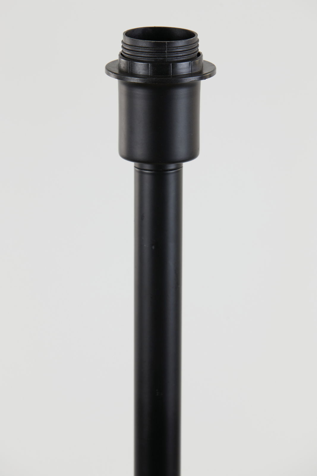 Nahaufnahme eines schwarzen Lampenstabs mit Gewinde, perspektivisch von der Seite aufgenommen.