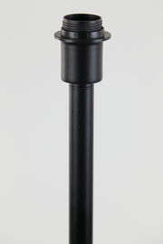 Nahaufnahme eines schwarzen Lampenstabs mit Gewinde, perspektivisch von der Seite aufgenommen.