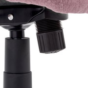 Nahaufnahme eines Drehstuhls mit Fokus auf die Höhenverstellung und den schwarzen Mechanismus.