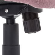 Nahaufnahme eines Drehstuhls mit Fokus auf die Höhenverstellung und den schwarzen Mechanismus.