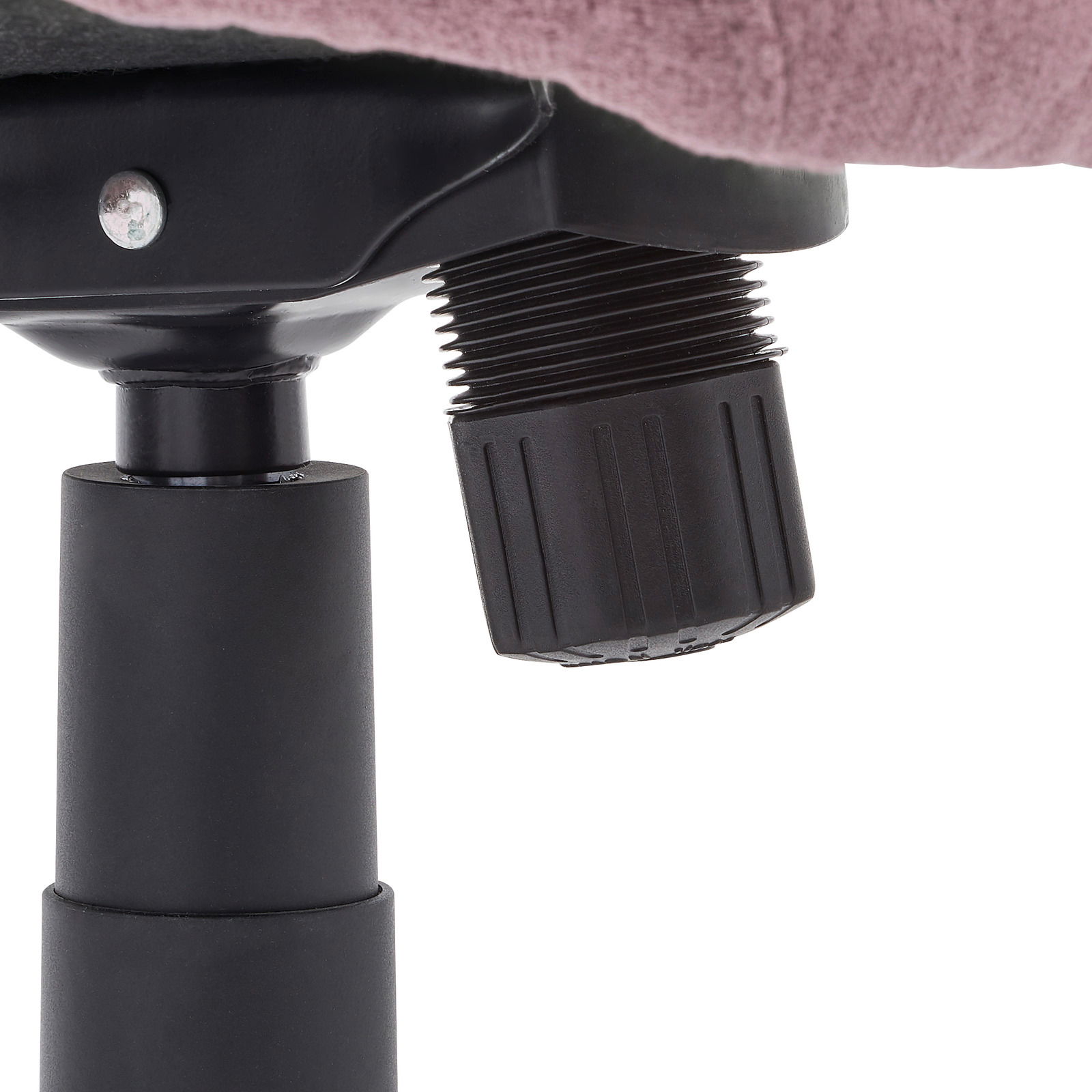 Nahaufnahme eines Drehstuhls mit Fokus auf die Höhenverstellung und den schwarzen Mechanismus.