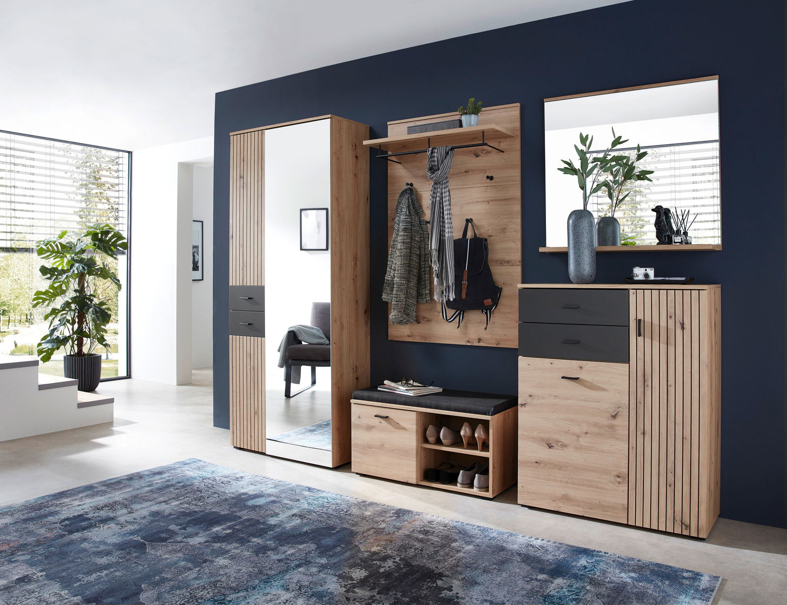 Moderne Garderobeneinrichtung mit Holz- und Spiegelelementen, bestehend aus einem großen Schuhschrank, einem Garderobenpaneel mit Haken und Ablage, einer Sitzbank mit Schuhablage und einem großen Spiegel. Perspektive: Frontalansicht.