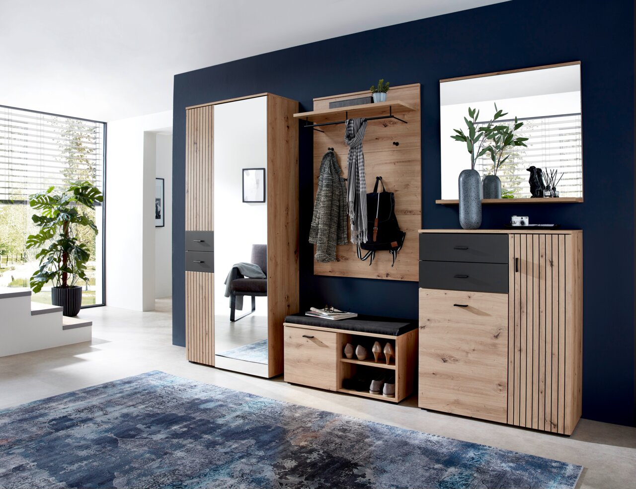 Moderne Garderobeneinrichtung mit Holz- und Spiegelelementen, bestehend aus einem großen Schuhschrank, einem Garderobenpaneel mit Haken und Ablage, einer Sitzbank mit Schuhablage und einem großen Spiegel. Perspektive: Frontalansicht.