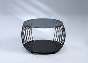 Moderner Couchtisch mit rundem Glasplatte und schwarzem Metallgestell, seitliche Perspektive