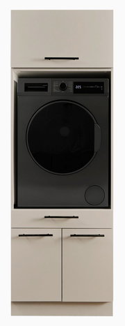 Schwarze Frontlader-Waschmaschine mit großem Bullauge und digitalem Bedienfeld, in einen hellen Einbauschrank integriert, Frontalansicht.