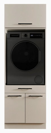 Schwarze Frontlader-Waschmaschine mit großem Bullauge und digitalem Bedienfeld, in einen hellen Einbauschrank integriert, Frontalansicht.